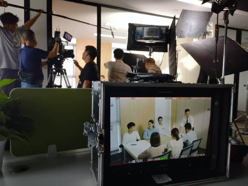 新干县TVC拍摄公司：科技产品视觉化大师，诠释未来感与功能美学